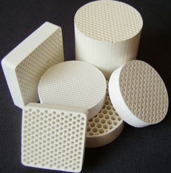 Trasportatori di catalizzatori ceramici del favo bianco 51% SiO2 per purificazione della benzina