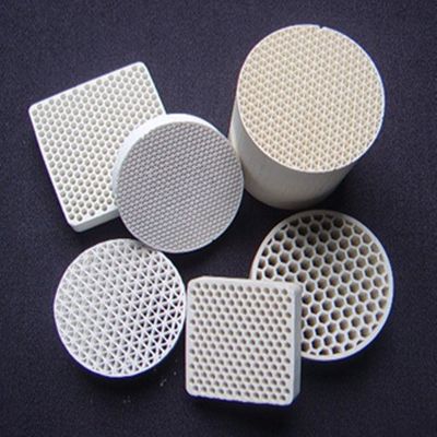 Trasportatori di catalizzatori ceramici del favo bianco 51% SiO2 per purificazione della benzina